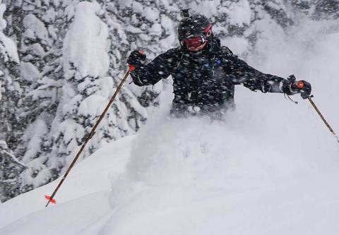 Skiing powder at Revy