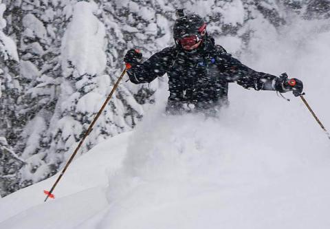Skiing powder at Revy